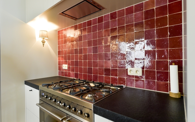 Keuken met rode achterwand